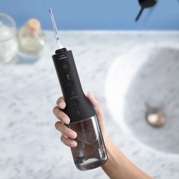 Vệ sinh kẽ răng bằng máy tăm nước Philips Sonicare HX3826/33 sẽ giúp bạn có hàm răng khỏe đẹp.