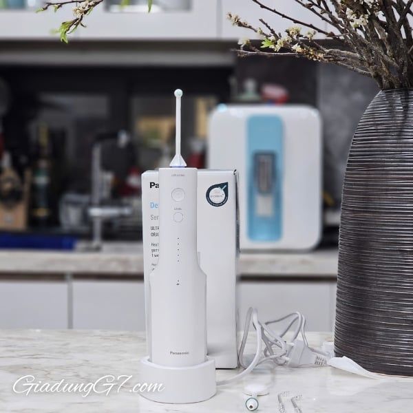 Nâng cấp thói quen chăm sóc răng miệng hàng ngày của bạn để có trải nghiệm làm sạch hiệu quả và nướu khỏe mạnh hơn với Máy tăm nước siêu âm Panasonic EW DJ67 W303 Series 600.