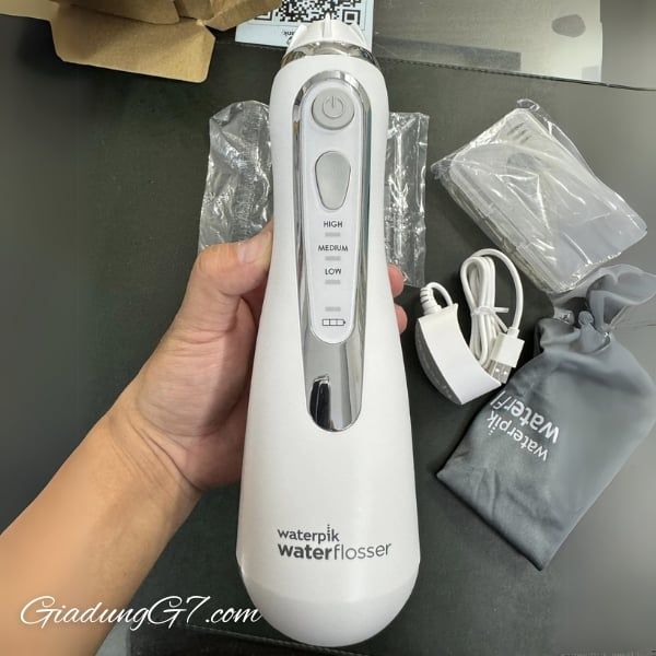 Máy tăm nước Waterpik WP580 / WP-580 có thiết kế cực kỳ yên tĩnh và bộ sạc từ tính nhanh trong 4 giờ.