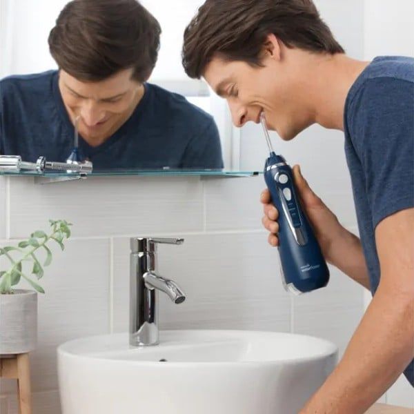 Máy tăm nước Waterpik WP583 / WP-583 có thiết kế cực kỳ yên tĩnh và bộ sạc từ tính nhanh trong 4 giờ.