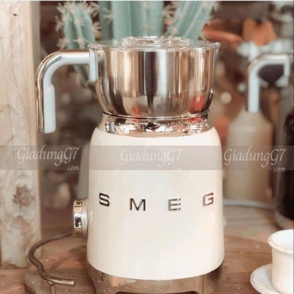 Máy tạo bọt sữa Smeg MFF11CREU với Bình bằng thép không gỉ có thể rửa bằng máy rửa chén