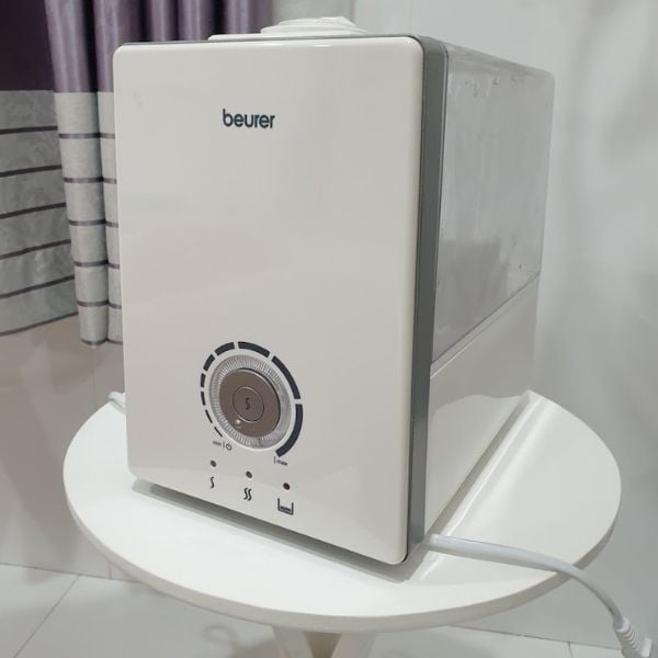 Máy tạo độ ẩm Beurer LB88 đi kèm với một ngăn chứa nước có thể tháo rời và hoạt động êm ái, nghĩa là bạn có thể sử dụng nó trong phòng ngủ của mình