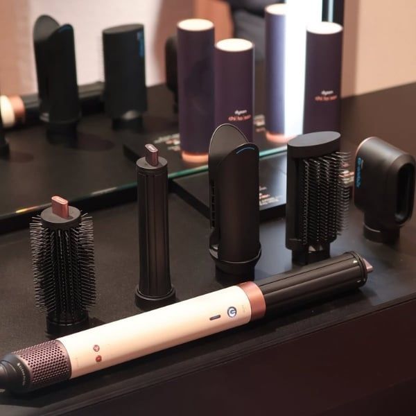 Máy tạo kiểu tóc đa năng Dyson Airwrap Coanda 2x với Động cơ Dyson Hyperdymium 2 tạo ra luồng gió mạnh gấp đôi.