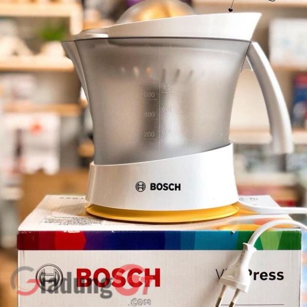 Máy vắt cam Bosch MCP3500N được thiết kế nhỏ gọn với chất liệu nhựa màu xám trắng không độc hại (22x20x17,8 cm) ngay cả trong căn bếp nhỏ nhất.