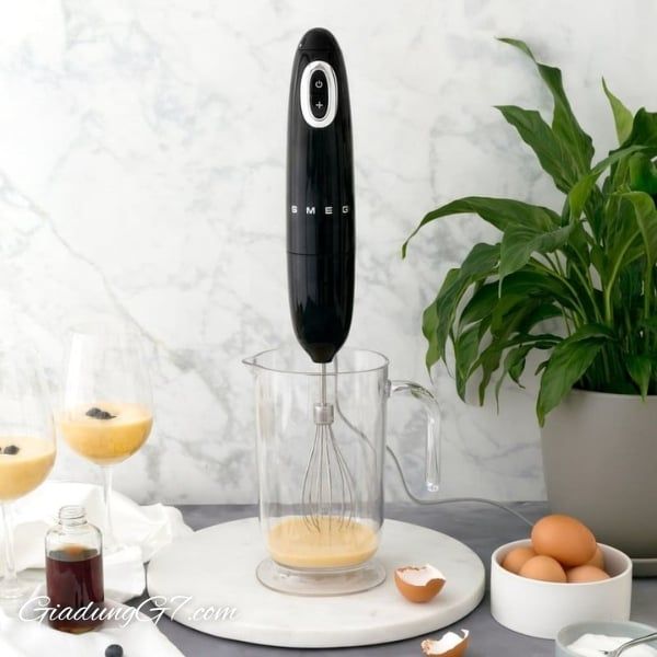 Máy xay cầm tay Smeg HBF02 có thể xay nấm, đậu nành, quả, củ cải và nhiều loại thực phẩm khác, giúp cho việc nấu ăn trở nên dễ dàng hơn.