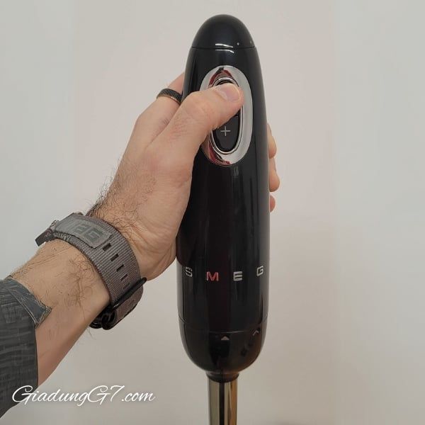 Máy xay cầm tay Smeg HBF02 rất thuận tiện để sử dụng tại nhà