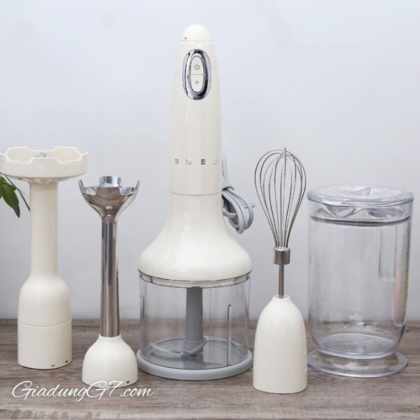 Máy xay cầm tay Smeg HBF02CREU / HBF22CREU có động cơ 700W siêu khỏe, lưỡi dao thép không gỉ cao cấp siêu bền.