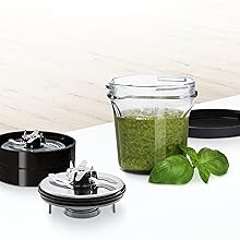 Cắt nhỏ rau thơm, thịt, pho mát, rau và trái cây.