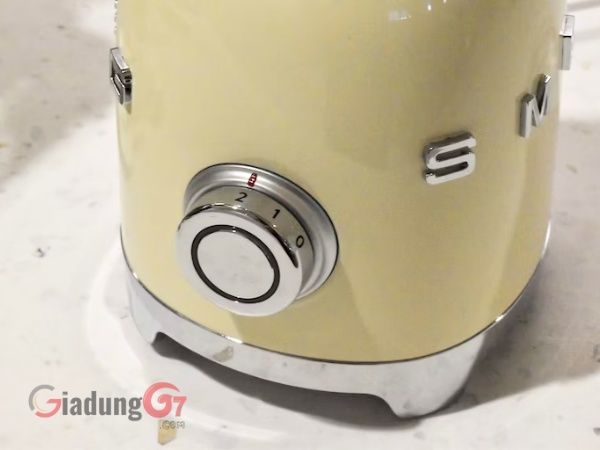 Máy xay sinh tố mini Smeg PBF01 có nhiều mẫu mã và kiểu dáng mang phong cách Retro