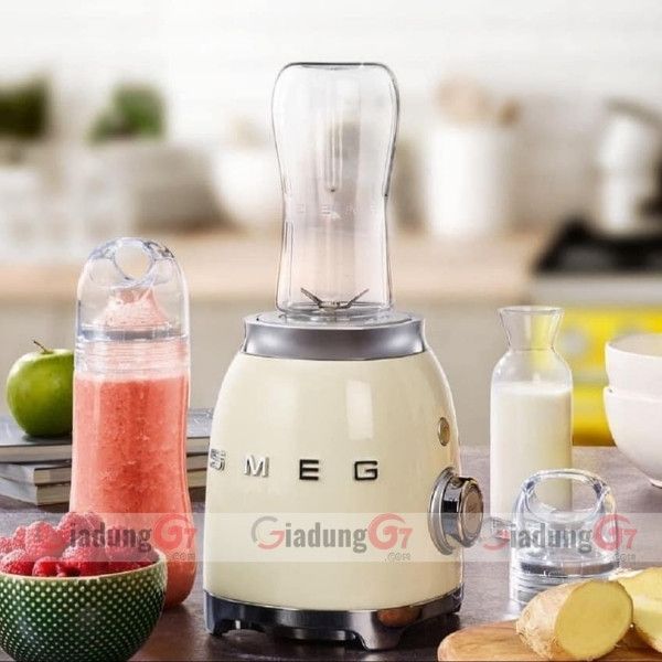 Máy xay sinh tố Smeg PBF01 mini không chỉ là một công cụ nhỏ gọn tiện dụng cho việc pha chế tại nhà mà còn đáp ứng mọi nhu cầu trong sự kết hợp hoàn hảo giữa tính linh hoạt và tính thẩm mỹ.