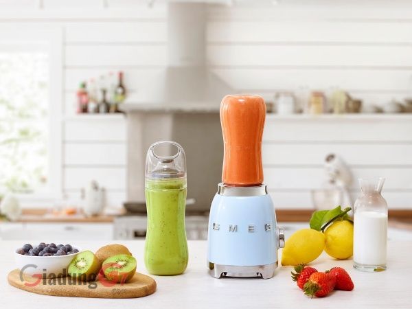 Máy xay sinh tố Smeg PBF01PBEU mini có kích thước nhỏ gọn