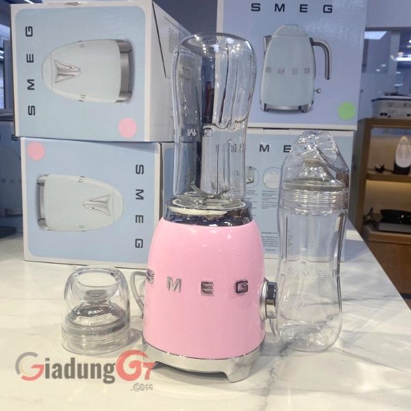 Máy xay sinh tố Smeg PBF01PKEU mini có thân bằng nhôm đúc với bình Tritan 1,5l