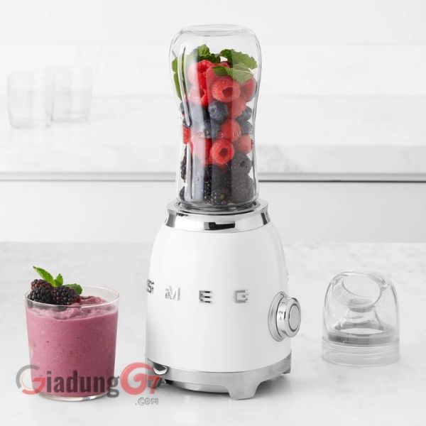 Máy xay sinh tố Smeg PBF01WHEU mini màu trắng có kích thước nhỏ gọn