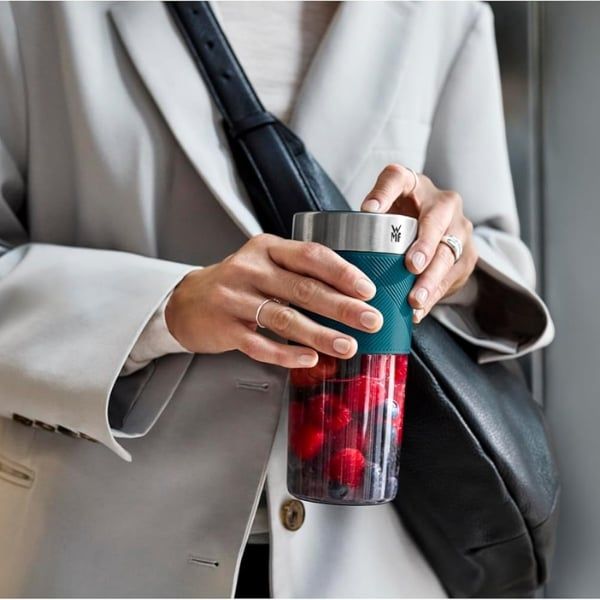 Máy xay sinh tố mini cầm tay với pin lithium-ion 1200 mAh, cho tối đa 10 chu kỳ xay cho mỗi lần sạc đầy.