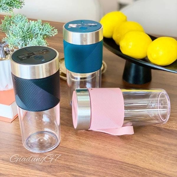 Máy xay sinh tố Mix and Go WMF Kuchenminis với Cốc xay được làm từ nhựa không chứa BPA.