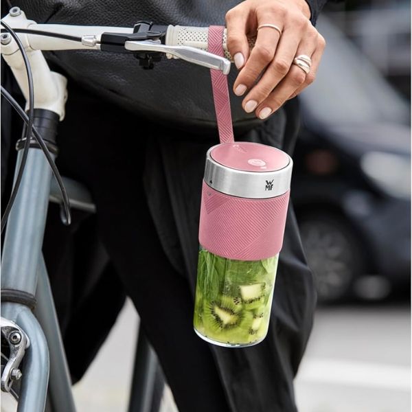 Máy xay sinh tố Mix and Go WMF Kuchenminis với Cốc xay được làm từ nhựa không chứa BPA.