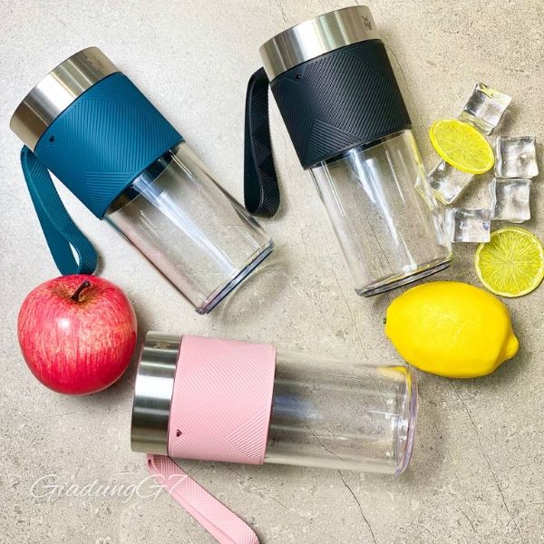 Máy xay sinh tố WMF Kuchenminis Mix on the go giúp xay sinh tố ngay ở công ty hay cơ quan cực nhanh gọn, kích thước chỉ như 1 chiếc cốc bình thường