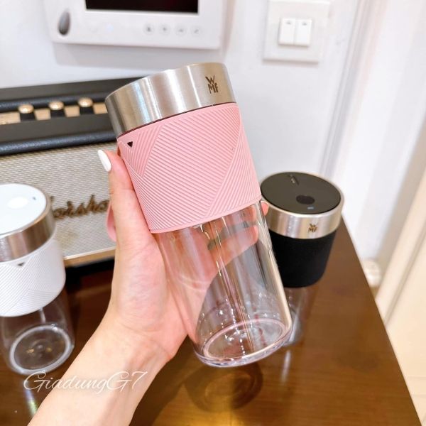 Máy xay sinh tố WMF Kuchenminis Mix on the go - Màu Hồng giúp bạn có những ly sinh tố tươi ngon, tốt cho sức khỏe mọi lúc, mọi nơi