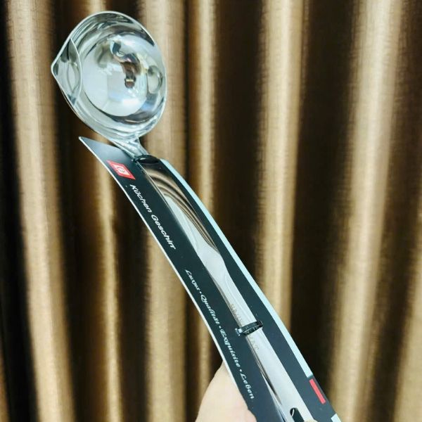 Muôi múc Steel Ladle Thương hiệu Đức Dễ dàng sử dụng với chiếc muôi thép không gỉ chắc chắn này.