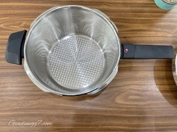 Nồi áp suất Fissler Vitavit Premium 4.5L Bề Mặt Chiên Novogrill® Chất Lượng Cao