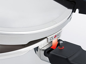 Dụng cụ hỗ trợ đặt nắp trên nồi áp suất giúp đặt và đóng nắp.