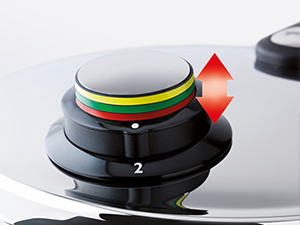 Đặc biệt ấn tượng trong bài kiểm tra là đèn báo nấu ăn có chức năng đèn giao thông trên nồi áp suất Vitavit Premium giúp việc kiểm soát áp suất dễ dàng hơn.