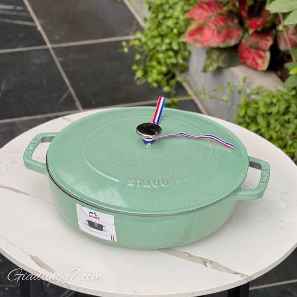 Nồi chảo gang Staub Chistera Sage 28cm 3.7L màu xanh mint Khả Năng Giữ Nhiệt Vượt Trội