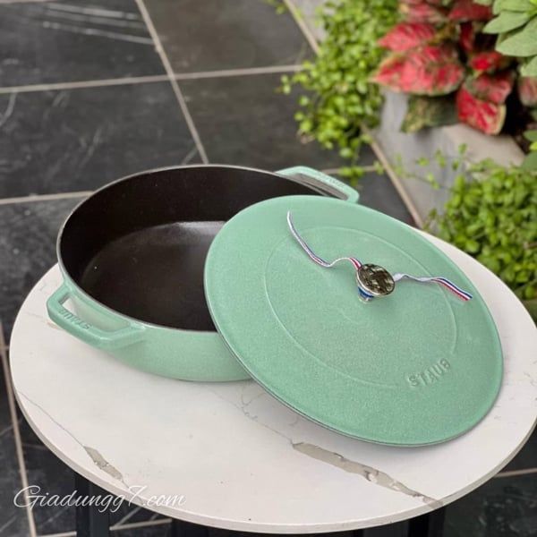 Nồi chảo gang Staub Chistera Sage 28cm 3.7L Nắp Đậy Kín Giúp Giữ Độ Ngọt Và Mềm Cho Món Ăn