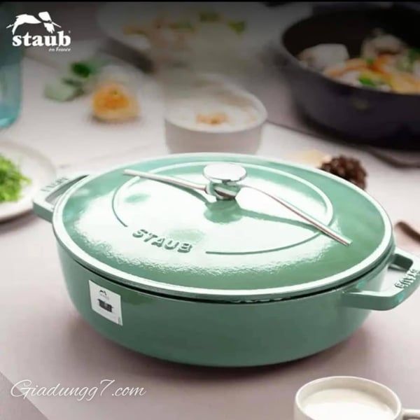 Nồi chảo gang Staub Chistera Sage 28cm 3.7L màu xanh mint - 126128115 - Nồi hầm đa năng màu xanh lá cây xô thơm này với cấu trúc Chistera Drop đặc biệt
