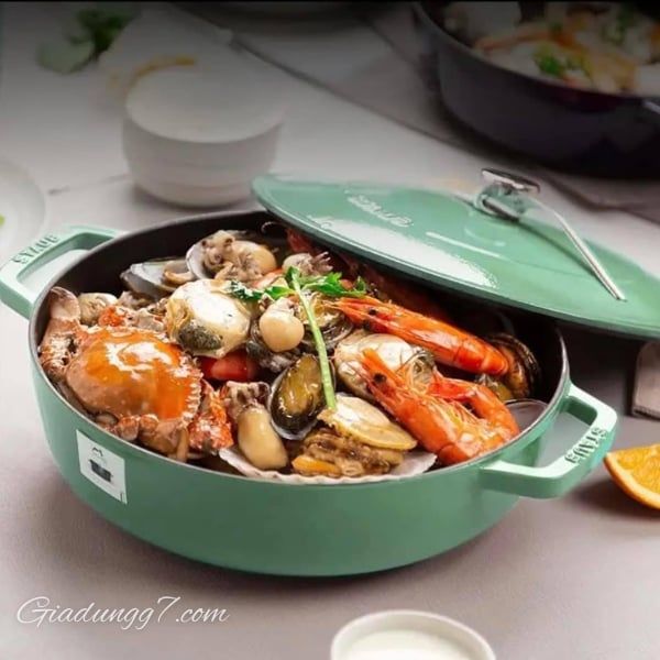 Nồi chảo gang Staub Chistera Sage 28cm 3.7L màu xanh mint Chảo xào đa năng để chế biến các món ăn ngon từ bữa sáng đến bữa tối