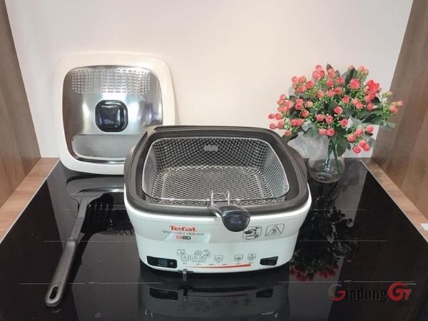 Nồi chiên đa năng Tefal FR4950 9in1 với Lòng nồi được tráng 3 lớp men chống dính