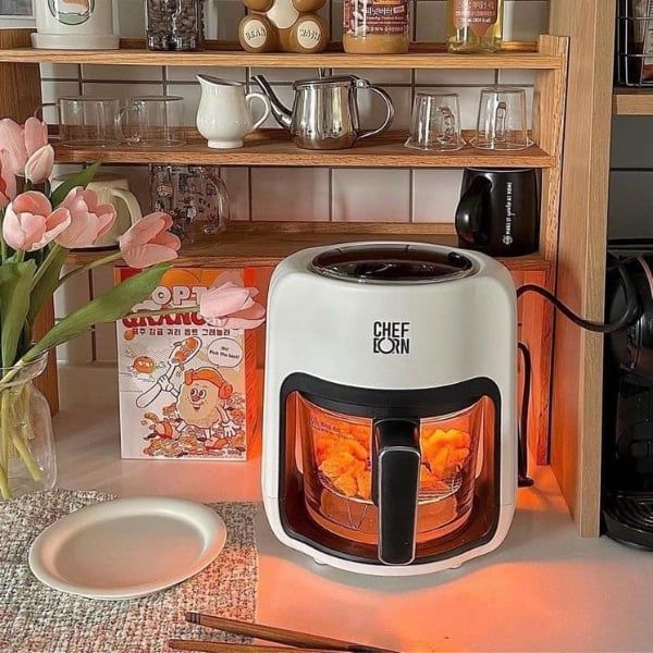 Nồi chiên không dầu Chefborn 2.5L màu trắng xinh xắn với dung tích 2.5L- phù hợp với gia đình ít người, hội độc thân, sinh viên…