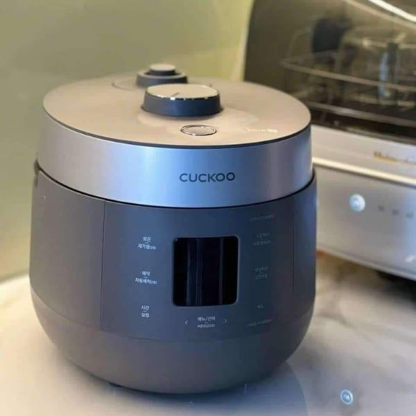 Nồi cơm điện áp suất kép Cuckoo CRP ST0610FG 1.08L màu xám với dung tích 1.8L là lựa chọn lý tưởng cho gia đình từ 2 đến 6 người