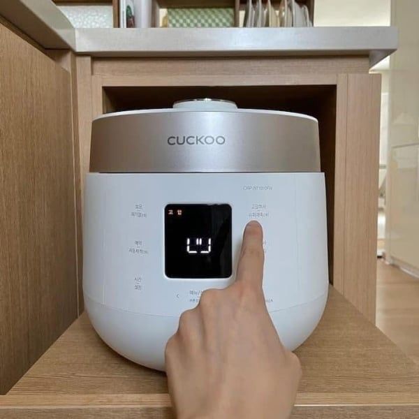 Nồi cơm điện áp suất kép Cuckoo CRP ST1010FW 1.8L là mẫu nồi cơm điện cao cấp của Cuckoo với công nghệ áp suất kép