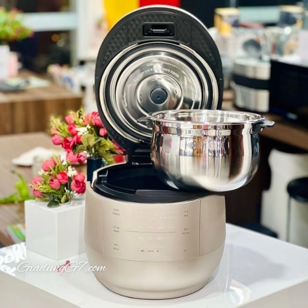 Nồi cơm điện cao tần Cuchen CRT UPDS1070SB 1.8L Lòng nồi bằng chất liệu STS 316 Ti không lớp phủ an toàn cho sức khỏe