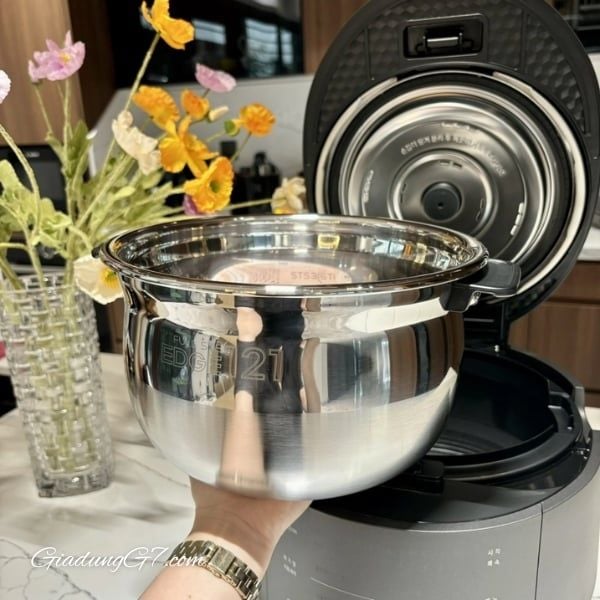 Nồi cơm điện cao tần áp suất kép Cuchen CRT-UPDS1070B với Lòng nồi bằng chất liệu STS 316 Ti không lớp phủ an toàn cho sức khỏe
