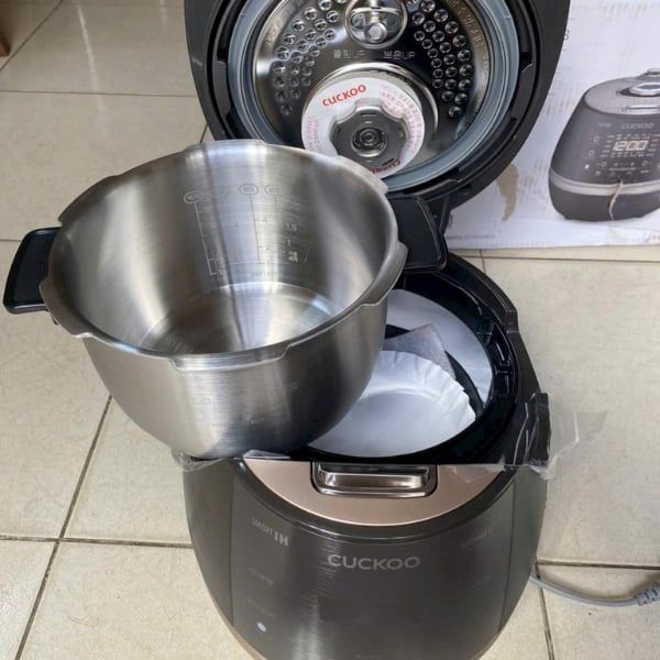 Nồi cơm điện cao tần Cuckoo CHAS109FB 1.8LLòng nồi inox cao cấp – Bền bỉ, an toàn sức khỏe