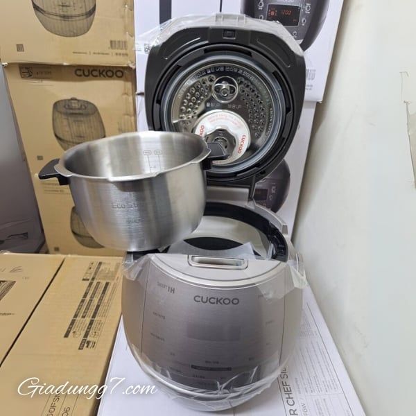 Cuckoo CRP-CHP1060FSM với công nghệ IH siêu cao áp, áp suất cao hơn 11% so với trước đây tạo nên vị cơm dẻo và dai độc đáo, hạt cứng chín 100%