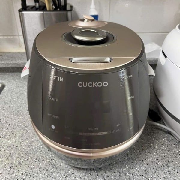 Nồi cơm điện cao tần Cuckoo CRP DHAS069FB 1.08L Chất liệu thép không gỉ tăng cường vệ sinh và độ bền để sử dụng lâu dài.