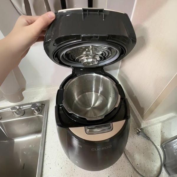 Nồi cơm điện cao tần Cuckoo CRP DHAS069FB 1.08L Chất liệu thép không gỉ tăng cường vệ sinh và độ bền để sử dụng lâu dài.