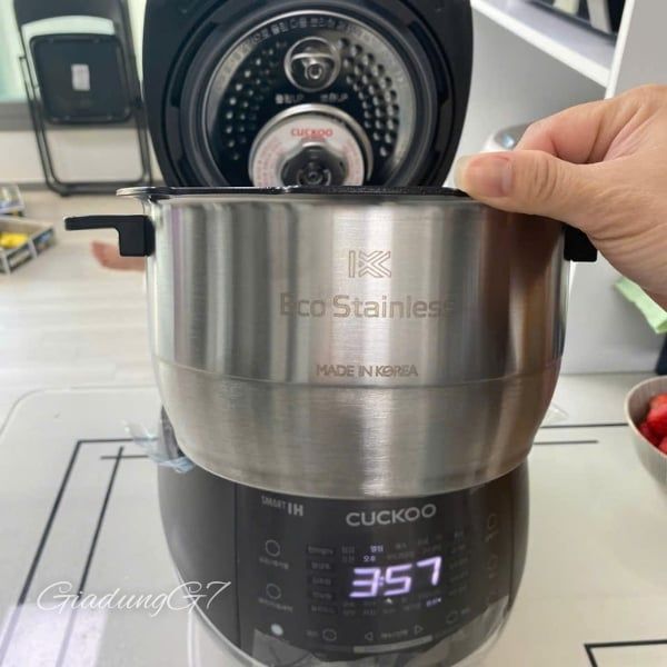 Nồi cơm điện cao tần Cuckoo CRP DHP0610FD 1.08L Thép không gỉ cả bên trong và bên ngoài