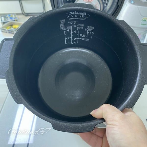 Nồi cơm điện cao tần Cuckoo CRP DHP0610FD 1.08L Thép không gỉ cả bên trong và bên ngoài