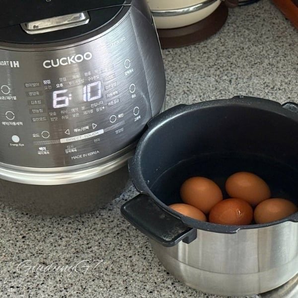 Nồi cơm điện cao tần Cuckoo CRP DHP0610FD 1.08L - Bên trong và bên ngoài bằng thép không gỉ.