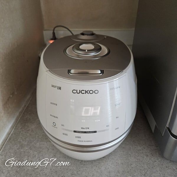 Nồi cơm điện cao tần Cuckoo CRP DHP0610FW 1.08L Nồi cơm cao tần Cuckoo CRP DHP0610FW 1.08L thiết kế sang trọng, ấn tượng với vỏ nồi bóng loáng