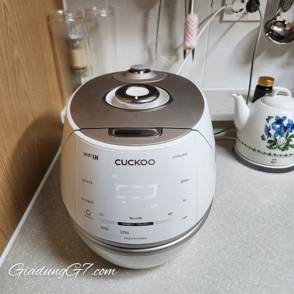 Nồi cơm điện cao tần Cuckoo CRP DHP0610FW 1.08L - Thiết kế màu trắng. Nắp đậy có thể tháo rời khi đóng gói.