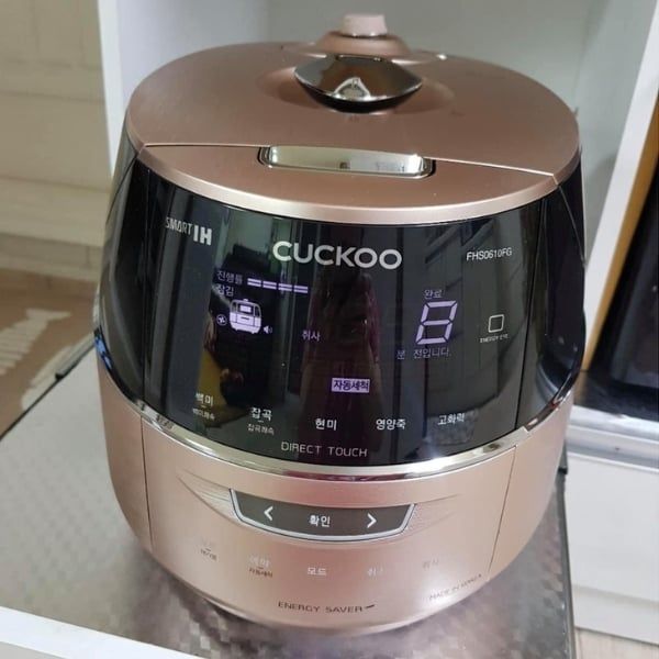 Nồi cơm điện cao tần Cuckoo CRP FHS0610FG 1.08L Thiết kế gọn gàng, màu sắc hồng kết hợp màu đen khiến nồi cơm sang trọng bắt mắt hơn hết