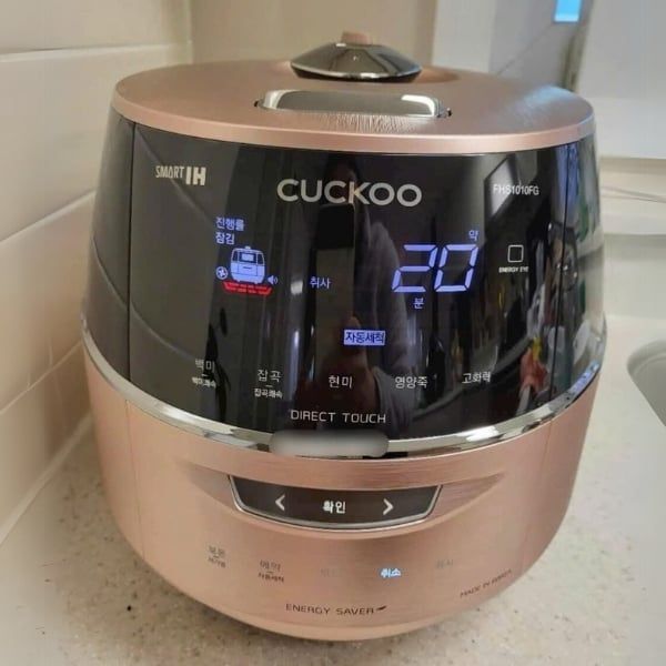 Nồi cơm điện cao tần Cuckoo CRP FHS0610FG 1.08L Thiết kế gọn gàng, màu sắc hồng kết hợp màu đen khiến nồi cơm sang trọng bắt mắt hơn hết