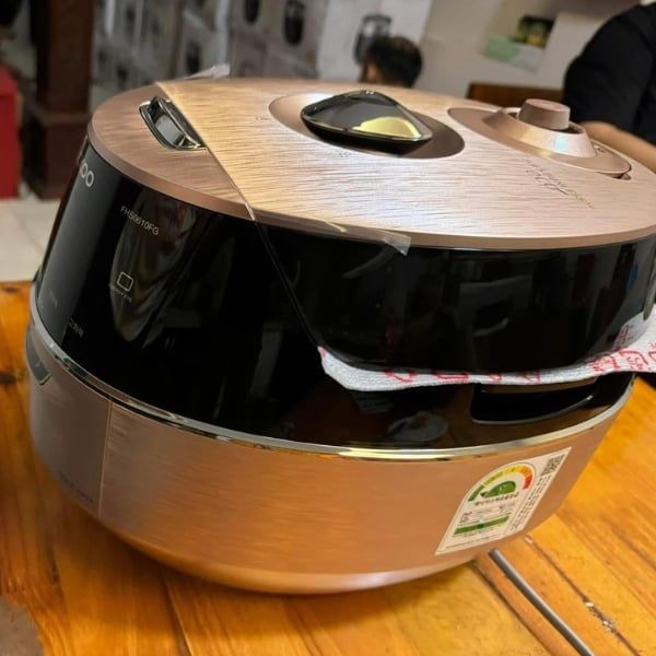 Nồi cơm điện cao tần Cuckoo CRP- FHS0610FG 1.08L với công nghệ áp suất giữ gìn nguyên vẹn hương vị cơm với mong muốn đảm bảo an toàn cho sức khỏe và gia đình bạn.