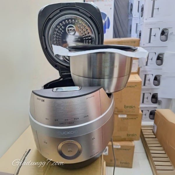 Nồi cơm điện cao tần Cuckoo CRP JHP0660FSM 1.08L&nbsp;là mẫu nồi cơm điện cao tần cao cấp của Cuckoo với dung tích 1.08L, phù hợp từ 2-6 người ăn.