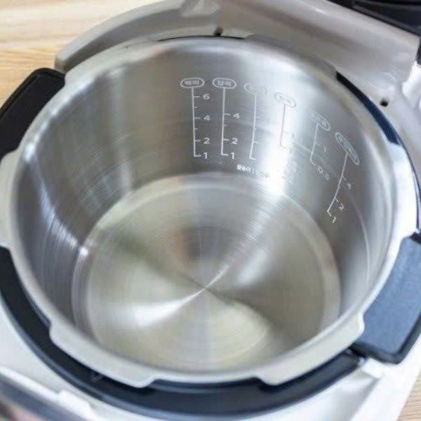 Nồi cơm điện cao tần áp suất kép Cuckoo FHTAS0610FW 1.08L Toàn bộ lòng nồi bằng thép không gỉ luôn được vệ sinh sạch sẽ trong thời gian dài